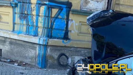 Kędzierzyn-Koźle: Kobieta kierująca bmw uderzyła w mur kamienicy