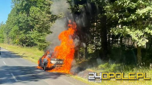 Samochód osobowy w ogniu. Akcja strażaków na trasie Zawadzkie - Kolonowskie