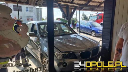 Kierującą BMW wjechała w sklep. Dwie osoby są ranne