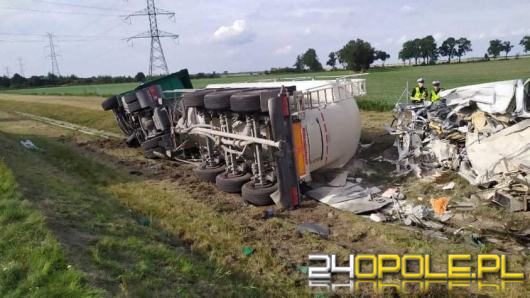 Wypadek na A4. Samochód ciężarowy staranował samochód służby drogowej