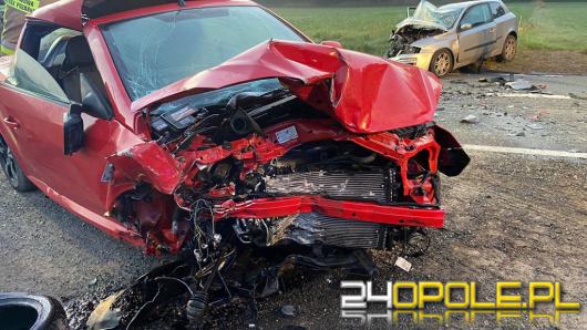 Czołowe zderzenie aut na DK45 w Jasieniu. Dwie osoby trafiły do szpitala