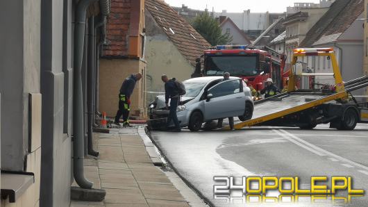 Samochód wjechał w budynek mieszkalny. Pojazd uszkodził przyłącze gazu