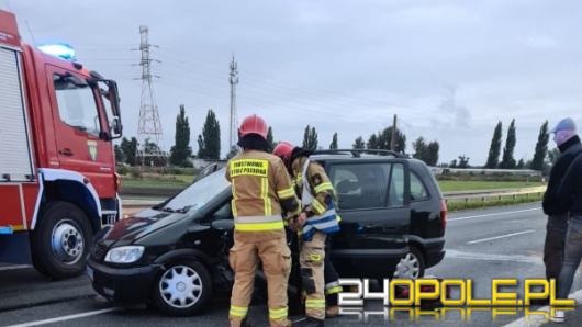 Czołowe zderzenie dwóch samochodów na obwodnicy Opola. Są ranni