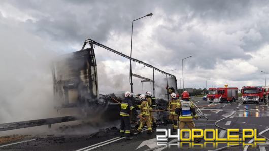Pożar naczepy ciężarówki w gminie Dobrodzień