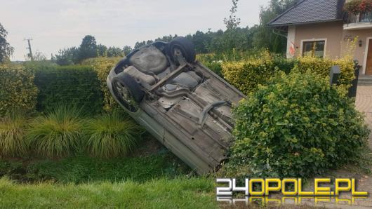 Dachowanie audi w Przeczy. Auto wbiło się w ogród przed posesją 