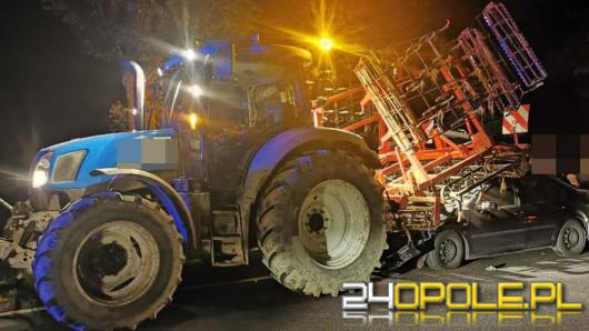 Samochód osobowy wbił się w ciągnik rolniczy 