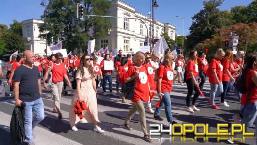 Medycy połączyli siły z prawnikami. Miasteczko w centrum Warszawy od teraz biało - czerwone