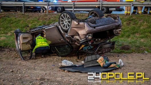 Dwie osoby trafiły do szpitala po dachowaniu pojazdu na trasie Byczyna-Kluczbork