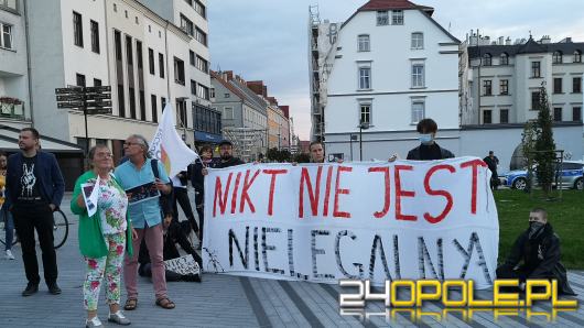 Milczący protest w obronie uchodźców. Łzy na Placu Wolności, znicze pod siedzibą PiS