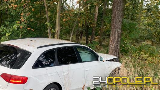 32-latek uciekał swoim audi przed policjantami. Podróż zakończył na drzewie