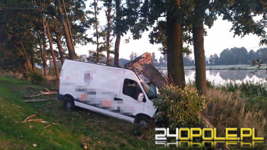 Kostów: Bus wypadł z drogi i uderzył w drzewo - jedna osoba trafiła do szpitala