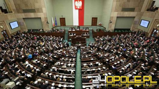 Zaskakujące wyniki sondażu. PiS i KO na ostatnich miejscach