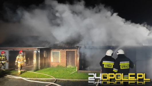 7 zastępów straży walczyło w nocy z pożarem budynku gospodarczego 