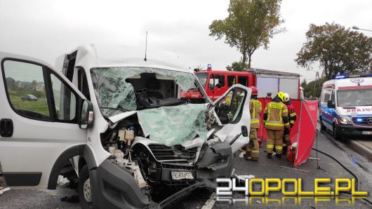 Zderzenie busa z ciężarówką w powiecie oleskim. Nie żyje 62-letni kierowca