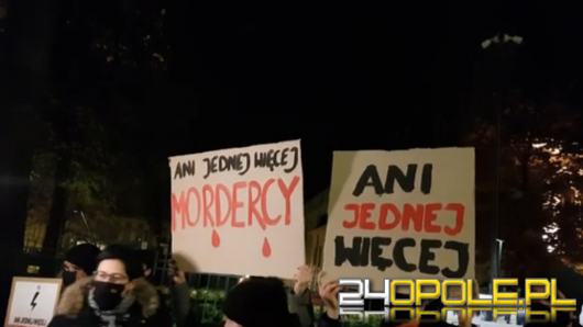 Manifestacje i znicze w całej Polsce. "Ani jednej więcej"