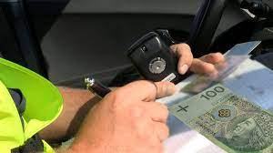 Pijany sprawca kolizji chciał wręczyć 5 tysięcy złotych łapówki policjantom 