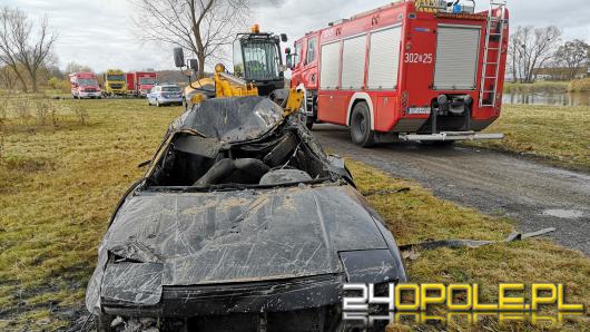 Wraki dwóch pojazdów wyciągnięto z dna Odry. Policja sprawdzi, czy nie pochodzą z kradzieży