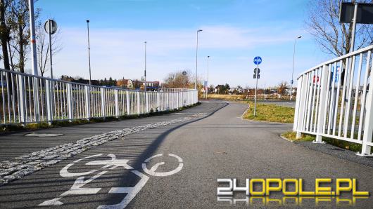 Rozpędzeni rowerzyści jadący z mostu Halupczoka przecinają Krapkowicką. Policjanci reagują