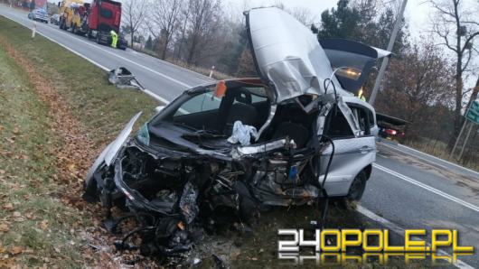 Czołowe zderzenie pojazdów na DK45. Nie żyje 60-letni kierowca 