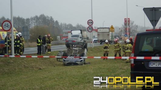 Zderzenie pojazdów w Chrząstowicach. Jednoauto dachowało