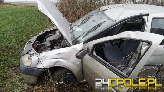 Dachowanie pojazdu w powiecie oleskim. Kierowca miał dużo szczęścia