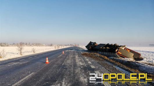 Wypadek w Skoroszycach. Z drogi wypadła ciężarówka z chemikaliami