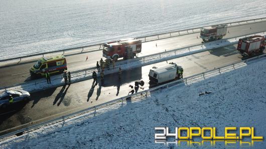 Śmiertelny wypadek na obwodnicy Niemodlina. Bus przewrócił się na bok