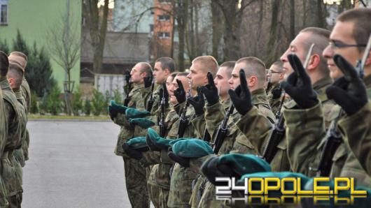 80 elewów, w tym 13 kobiet złożyło w sobotę wojskowa przysięgę