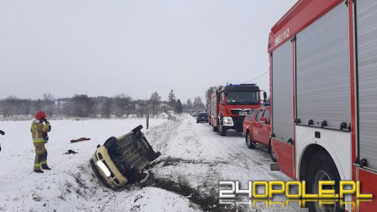 Dwie kobiety jechały z dwuletnim dzieckiem. Auto wypadło z drogi i dachowało