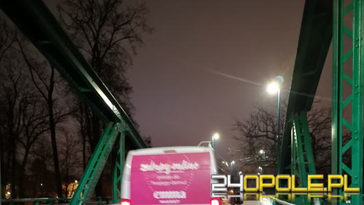 Kierowcy kolejny raz skracają drogę na Wyspę Bolko przez most Ireny Sendlerowej 
