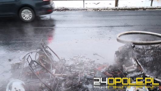 Pożar pojazdu w powiecie kluczborskim. Auto spłonęło doszczętnie