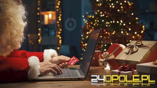 Polacy powiedzieli, ile pieniędzy przeznaczą na święta. "500 plus" podnosi poprzeczkę