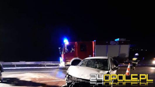 Wypadek na A4. Kierowca uderzył w bariery, a pasażerkę potrącił samochód 