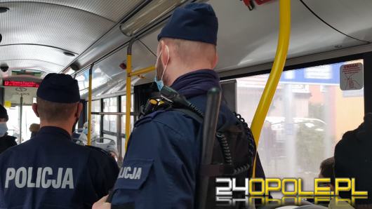 Policjanci sprawdzają podróżujących autobusami pod kątem przestrzegania obostrzeń covidowych