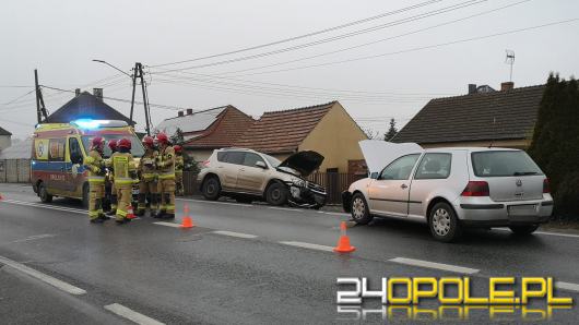 Czołowe zderzenie pojazdów w Zawadzie. Sprawca ukarany mandatem