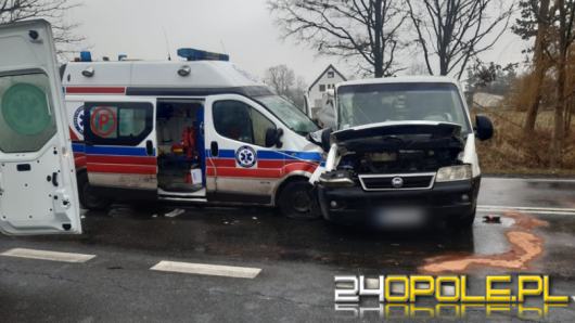 Poważny wypadek w Strobicach pod Nysą. Karetka przewożąca chorą zderzyła się z busem