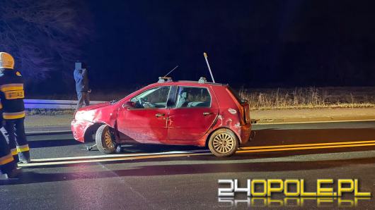 Fiat wypadł z drogi i uderzył w budynek. Niebezpieczne zdarzenie w Żędowicach