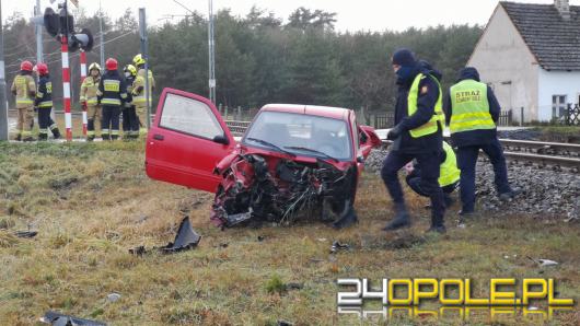 Kierujący seicento wjechał pod nadjeżdżający pociąg. Są ranni