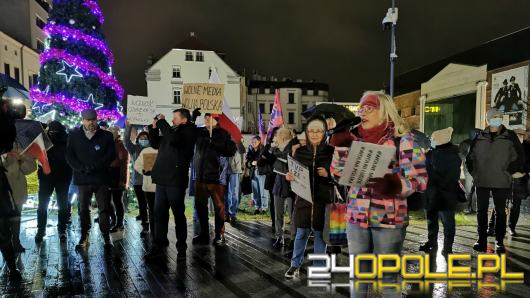 Manifestujący domagają się zawetowania przez prezydenta ustawy pn. "Lex TVN"