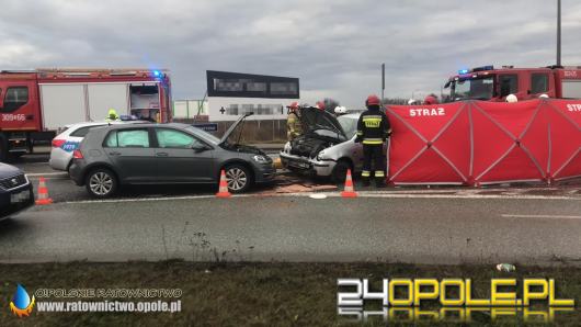 Czołowe zderzenie pojazdów przy opolskim Makro. Jedna osoba trafiła do szpitala