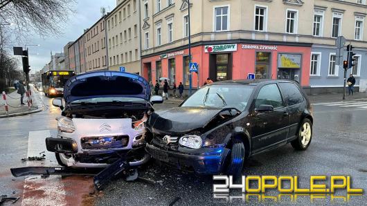 Zderzenie dwóch osobówek na skrzyżowaniu w Opolu. Jedna osoba została ranna