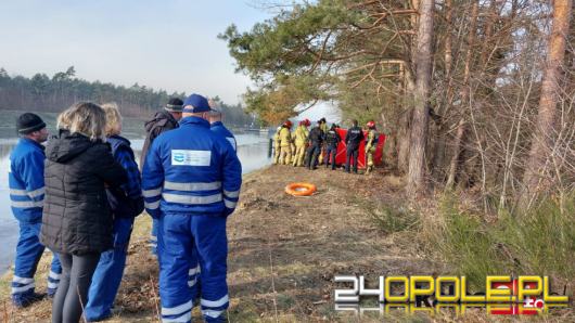 Ratował psa, załamał się lód i wpadł do Kanału Gliwickiego. Strażacy uratowali mężczyznę