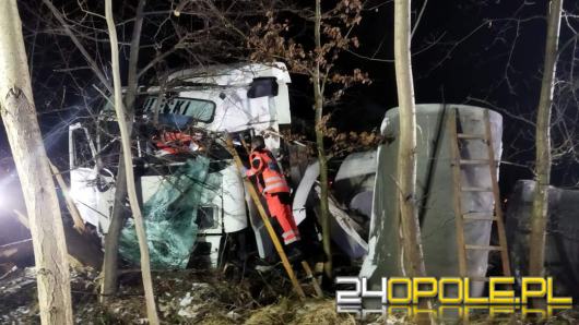 Zderzenie dwóch ciężarówek w powiecie namysłowskim. Jedna osoba trafiła do szpitala 