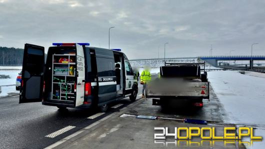 Z auta dostawczego odpadło koło. Najechał na nie samochód ciężarowy