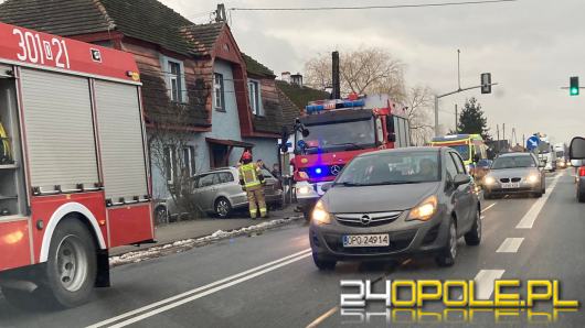 Po zderzeniu pojazdów jeden wjechał w ogrodzenie posesji. Utrudnienia w Lędzinach