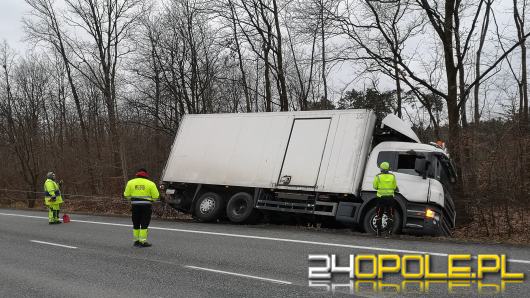 Wypadek w Walidrogach. Kierujący samochodem ciężarowym wjechał do rowu