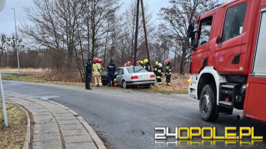 Wypadek w Dobrzeniu Wielkim. Samochód uderzył w betonowy przepust, kierowca uciekł