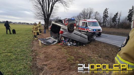 Wypadek na DK45 w powiecie krapkowickim. Samochód dachował poza drogą