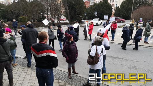 Protest pod Urzędem Wojewódzkim. Rodzice domagają się powrotu stacjonarnej nauki