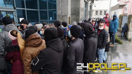 Tłumy pod NBP w Opolu. Niektórzy w kolejce po złotą monetę stali 2 dni